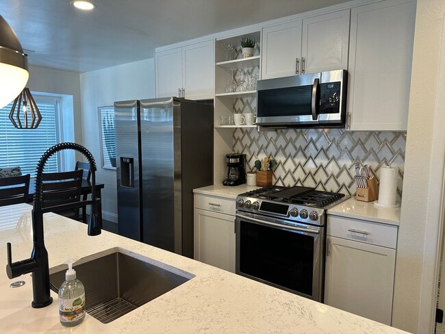 Building Photo - *** Near Domain * Stunning 4 Bedroom House * Fully Furnished * Designer Decorated * High End Luxu...