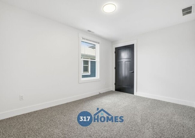 Building Photo - Spacious Four Bedroom Townhome with Main Level Suite in Holy Cross