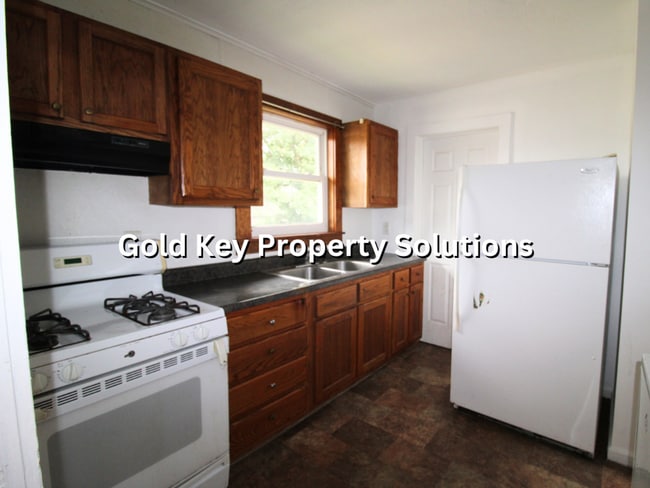 Building Photo - 3 BR 1 BA House with Garage, Central Air, ...