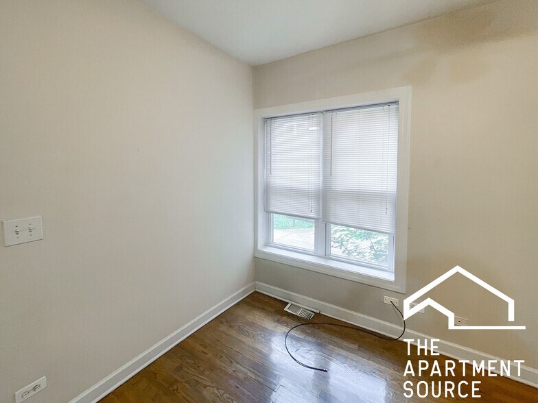 Building Photo - 857 W Cornelia Ave
