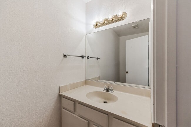 Building Photo - 74624 Driftwood Dr