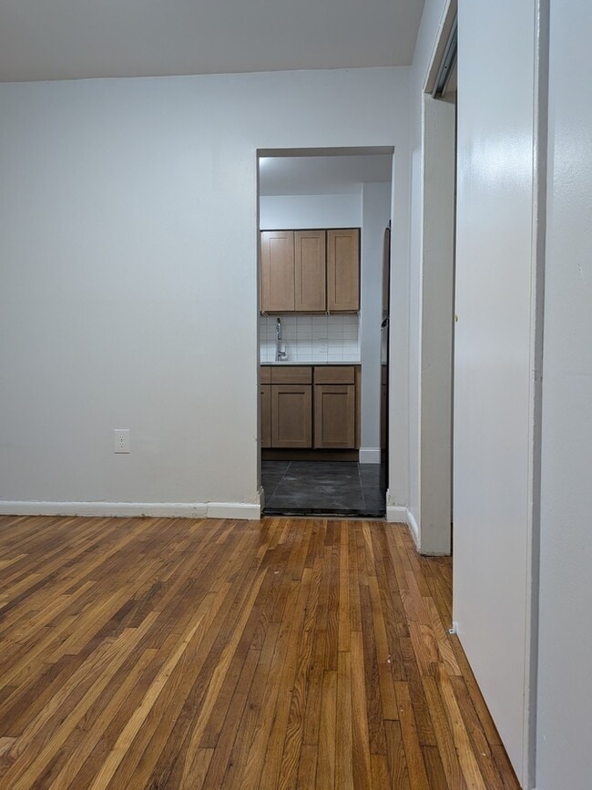 Building Photo - 385 Park Ave