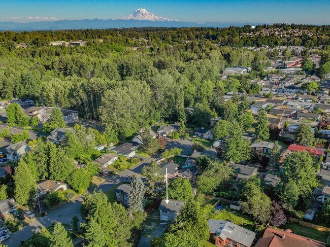 Building Photo - Bright Cozy Home w/ Deck & Yard Near Des M...