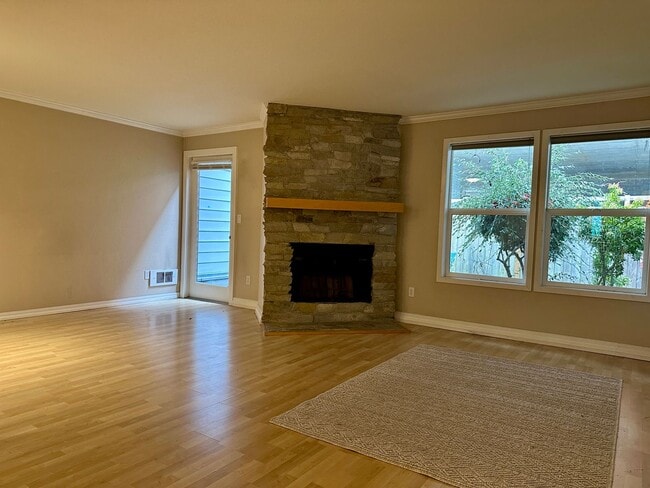 Building Photo - Two Story Condo in Downtown Bellevue