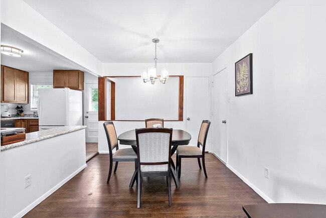 Building Photo - 814 Holiday Ave