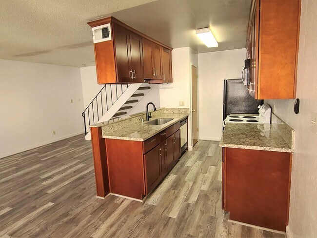 Building Photo - UPDATED RENTAL IN SACRAMENTO!