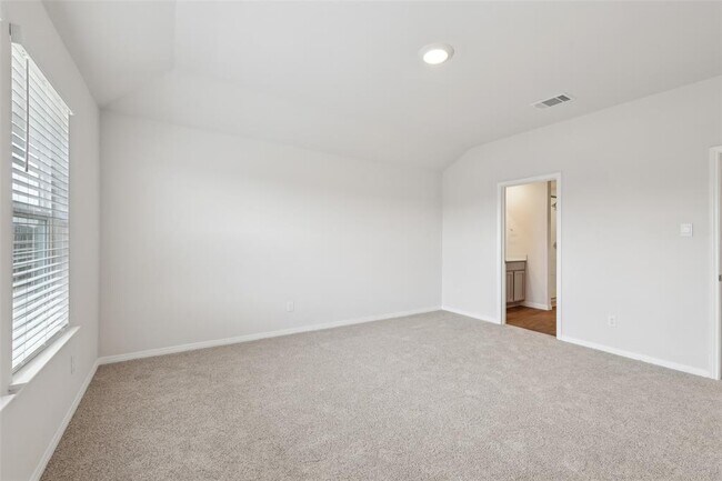 Building Photo - 528 Evergreen Sumac Lp