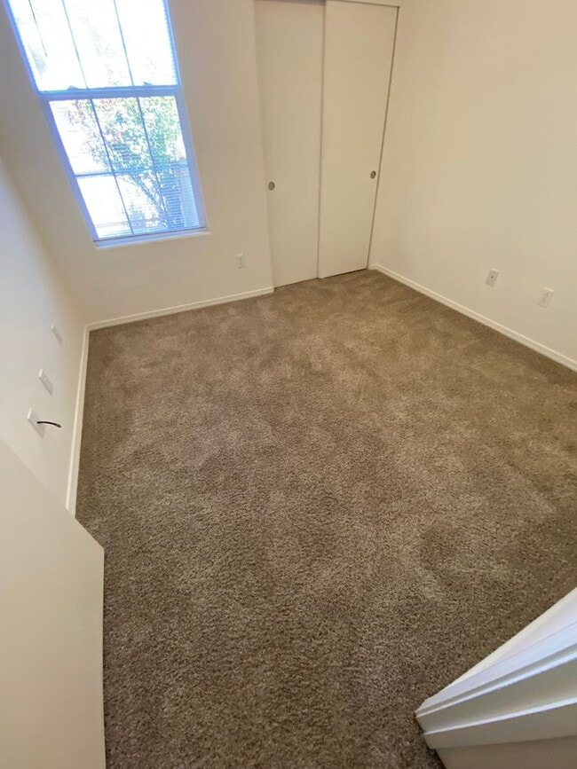 Building Photo - Centrally Located Downstairs Condo in the Oak Creek Villas