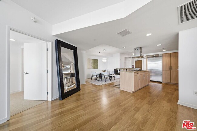 Building Photo - 13650 Marina Pointe Dr