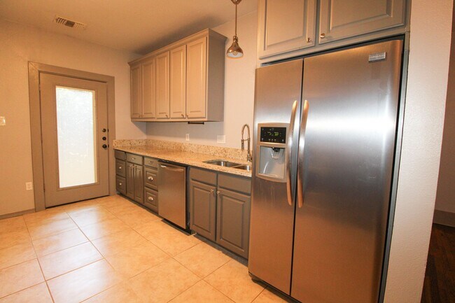 Building Photo - 436 W Rosewood Ave