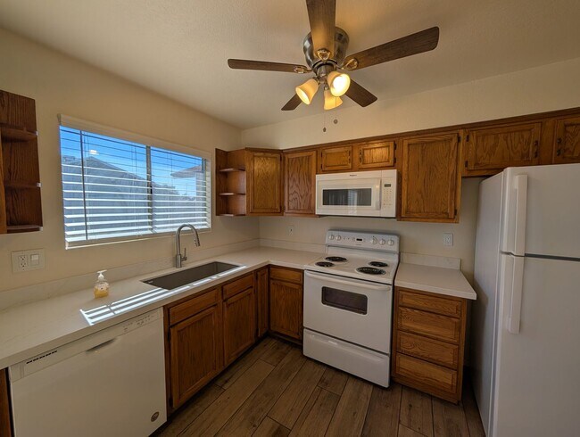 Building Photo - 4 Bedroom 2 Bathroom Sun Meadows Home