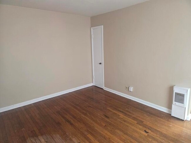 Building Photo - 679 Woodruff Pl E Dr