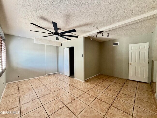 Building Photo - 9150 Bur Oak Cir
