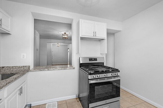 Building Photo - Beautifully Renovated 4 Bedroom 2.5 Bathroom Rental in McElderry Park VOUCHER Holders Wanted