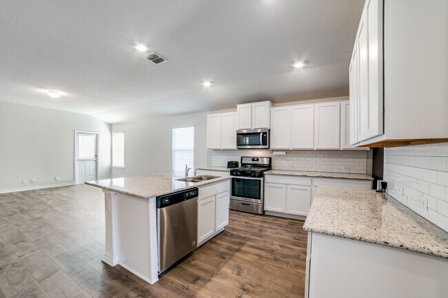 Building Photo - 3 Bedroom and 2 Bathroom home located in Redbird Ranch subdivision