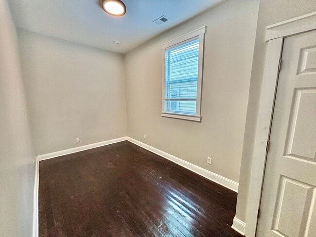 Building Photo - 513 E Ormsby Ave