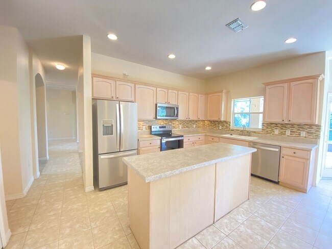 Building Photo - Amazing Solivita 2B/2B, open kitchen to fa...