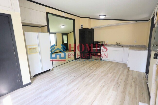 Building Photo - Three Bedroom | Detached Garage