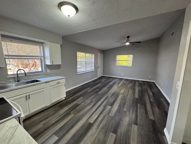 Building Photo - For Rent – 2 Bedroom, 2 Bathroom Duplex