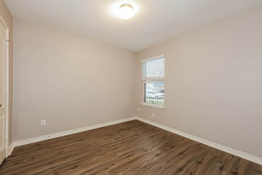 Building Photo - 1172 Tomahawk Dr