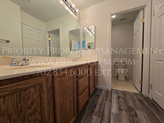 Building Photo - NORTHWEST BEAUTY! 3 Bed + Loft + Den! NEW PAINT/CARPET!