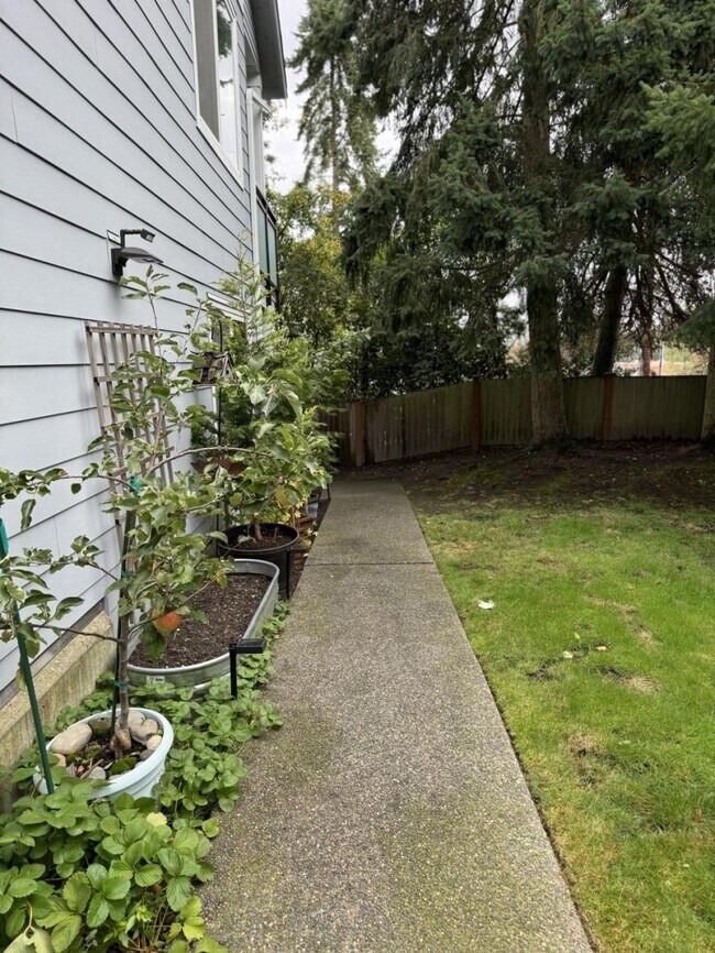 Building Photo - 1 bedroom in Edmonds WA 98026