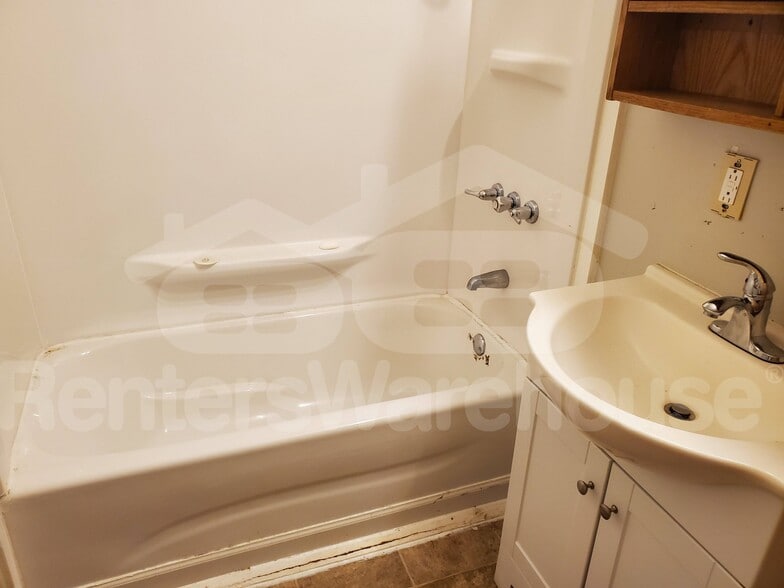 Building Photo - 407 N Elm Ave