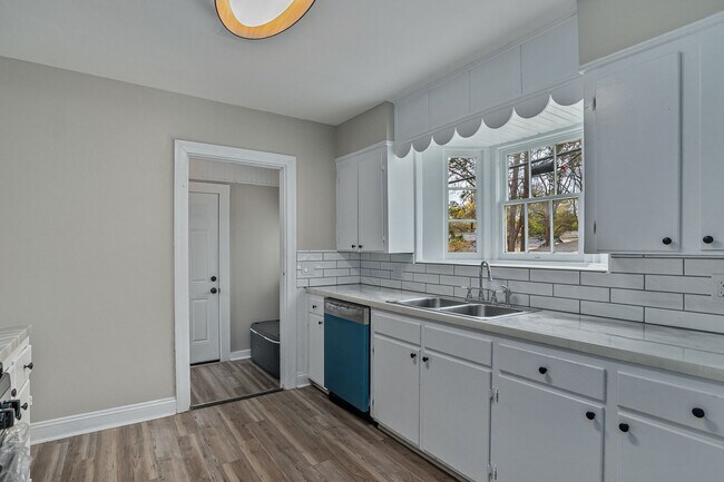 Building Photo - Highland Fully Remodeled 2 Bedroom Home