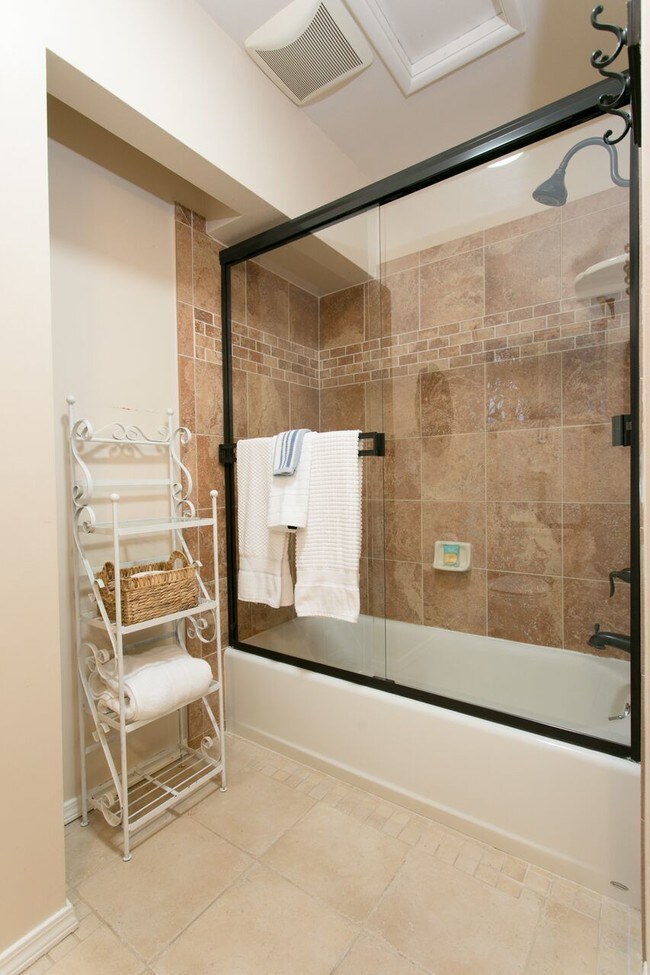 Second bath w/tub and shower - 934 Calle Cortita