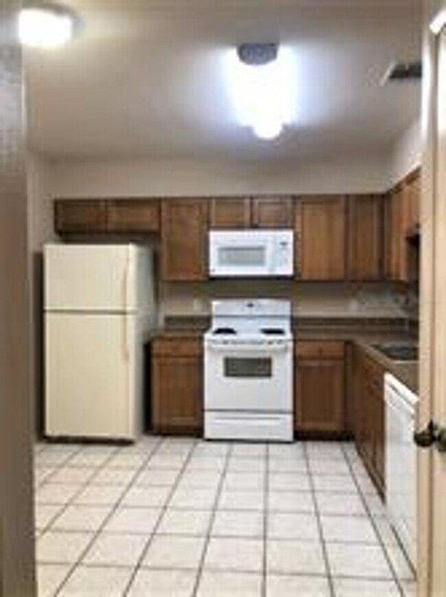 Building Photo - 467 Newton Pl