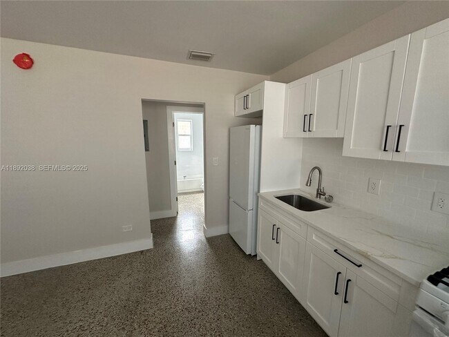 Building Photo - 211 SW 18th Ave