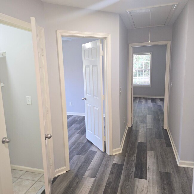 Building Photo - Spacious 3 BR / 2.5 BA in Birmingham!