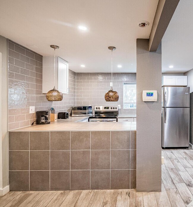 Building Photo - 704 Pacific Ave SW