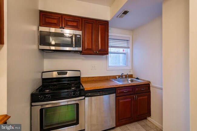 Building Photo - 2055 Catharine St