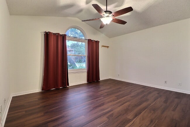 Building Photo - Move-In Ready 3-Bedroom with Included Washer/Dryer and Refrigerator in Northwest San Antonio.