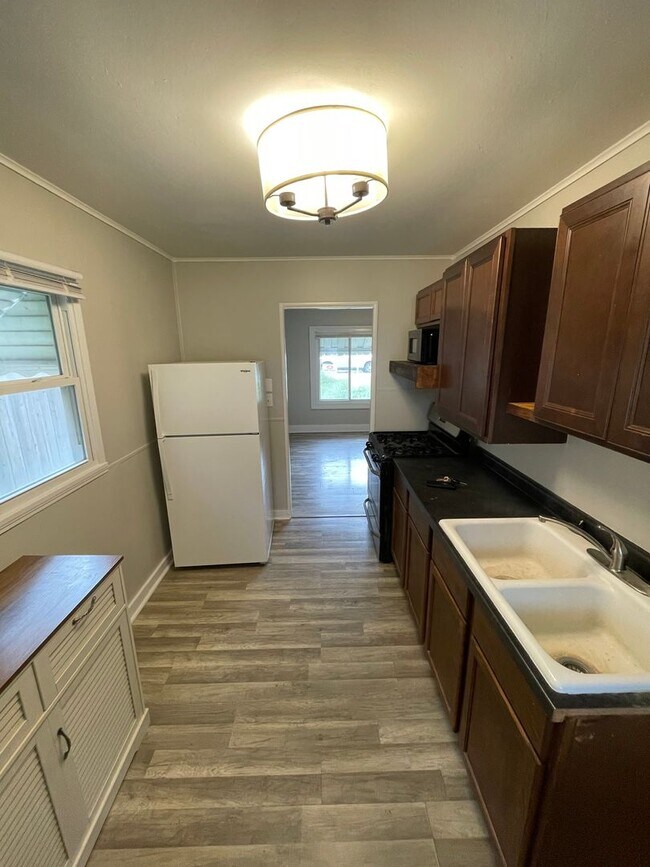 Building Photo - PRICE DROP & $200 OFF SECOND MONTHS RENT I...