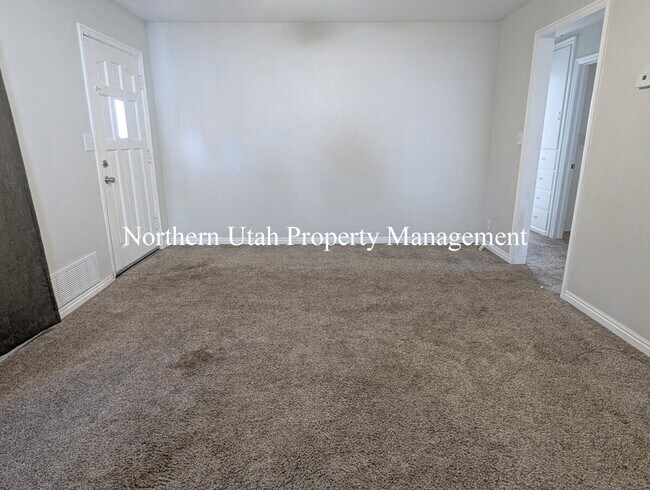 Building Photo - Upper Unit - 2 Bed 1 Bath