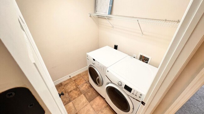 Building Photo - Charming 3-Bedroom Townhome in Oviedo – La...