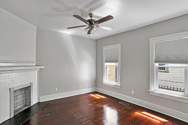 Building Photo - 4 bedroom 3 bath Springfield home