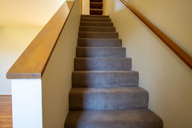 Building Photo - FREE RENT! Updated Townhouse w Garage, Patio, DW, WD + FIREPLACE!!