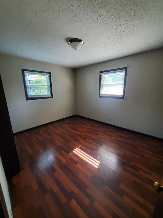 Building Photo - large free standing home Just S. of 13th a...
