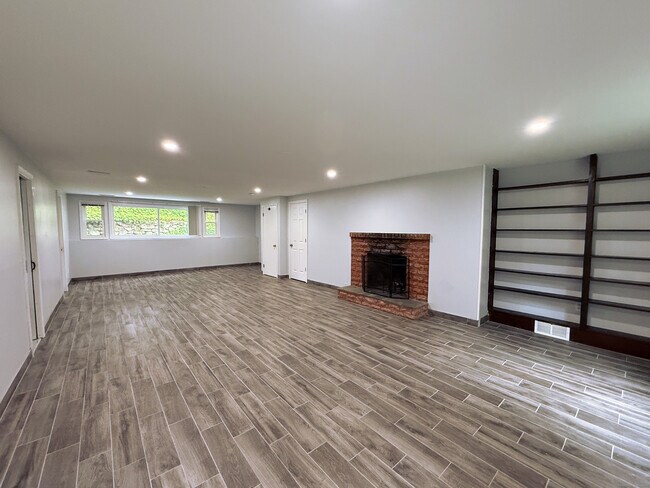 Building Photo - 182 Knoll Dr