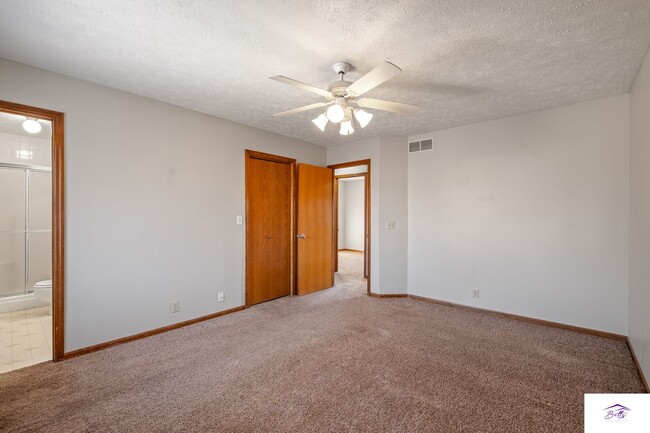 Building Photo - AVAILABLE NOW!