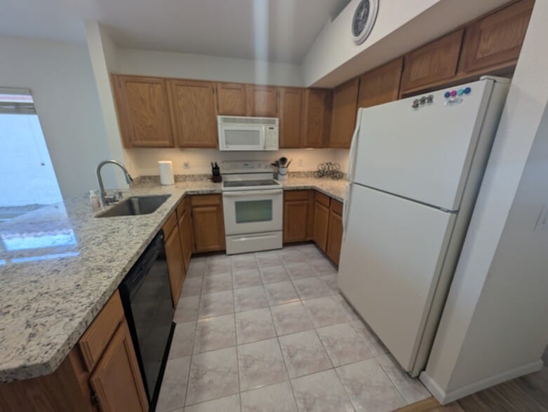 Building Photo - 1120 N Val Vista Dr