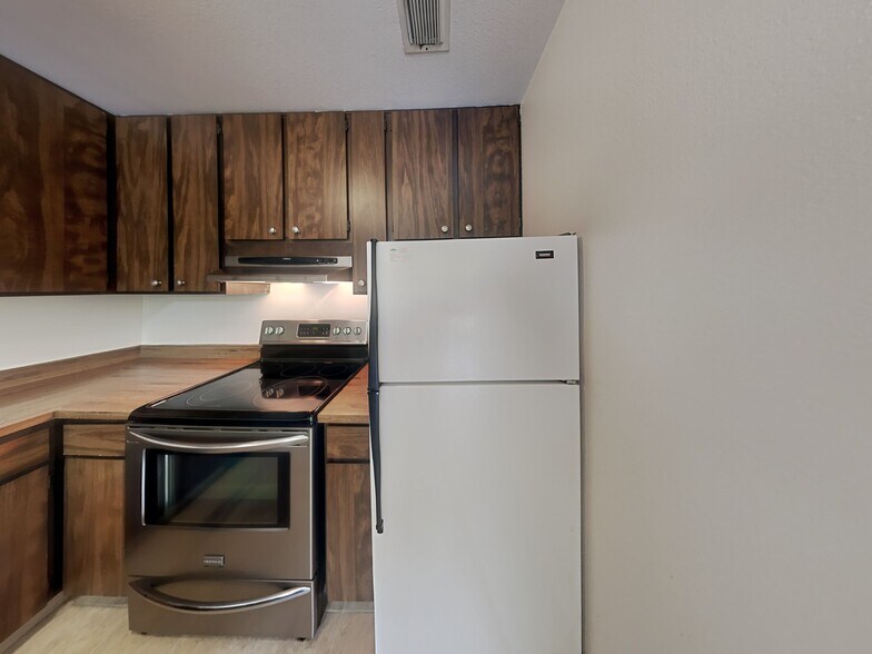 Building Photo - 639 Woodside Sierra