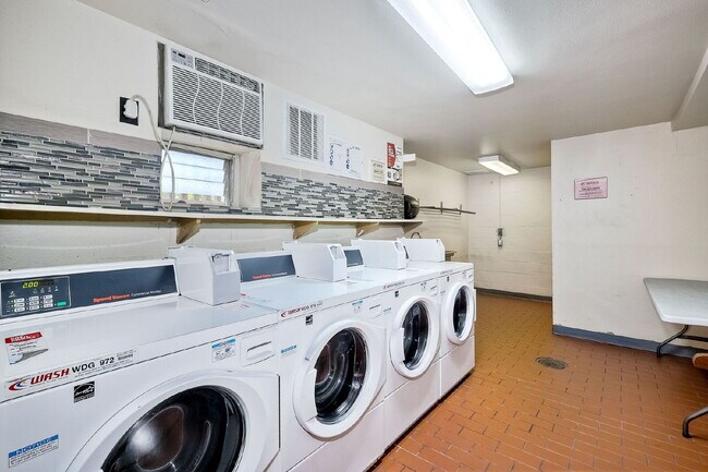 Building Photo - 1/2 off 1st month rent move in special at the Bluffs!!!
