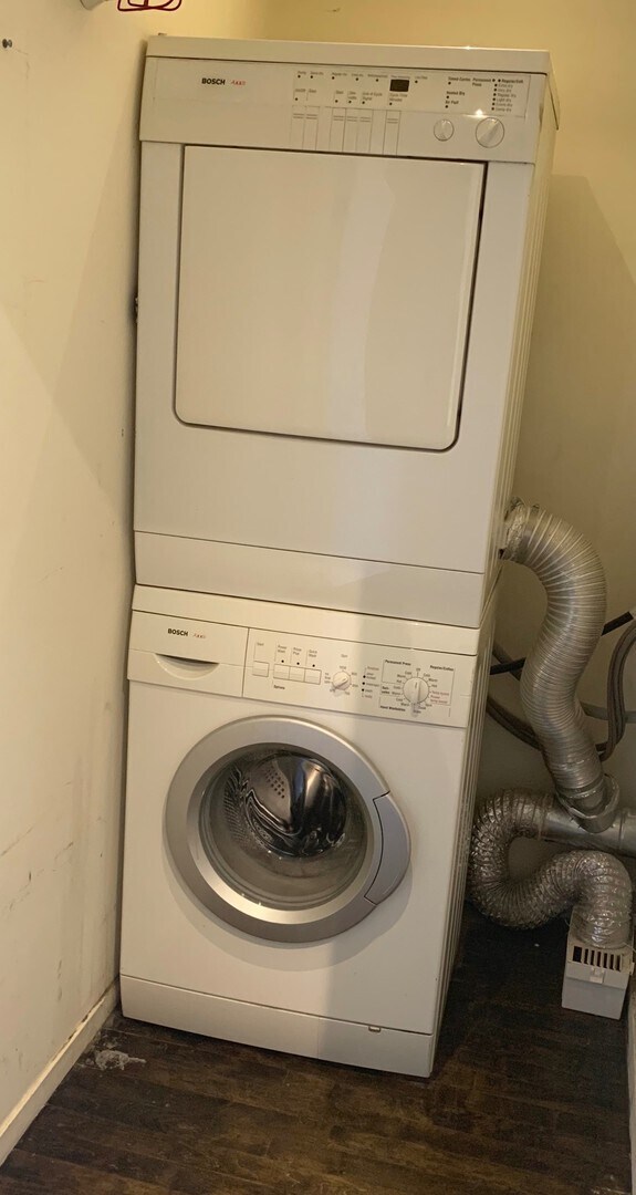 Building Photo - STUNNING LARGE CORNER LIVE/WORK 1 BED+ DEN...