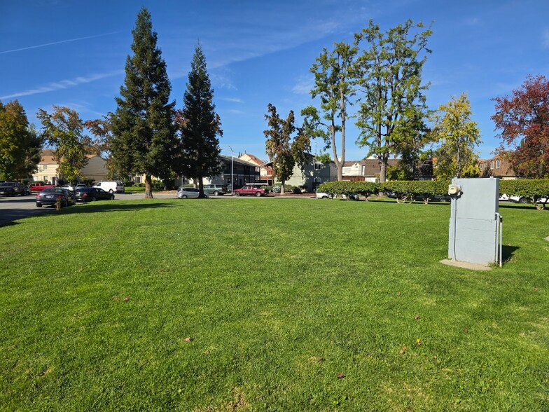 Building Photo - 1751 Ross Cir