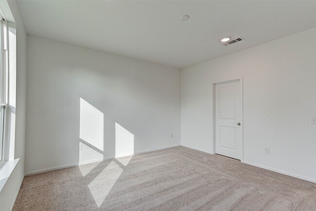 Building Photo - 25821 Hedgerow Dr