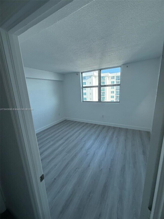 Building Photo - 7501 E Treasure Dr